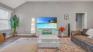 Smart-tv, een open haard, videospelletjes en boeken