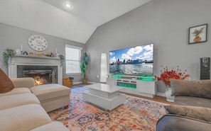 Smart-TV, Kamin, Videospiele, Bücher