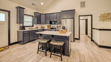 Køleskab, mikrobølgeovn, ovn, kogeplade