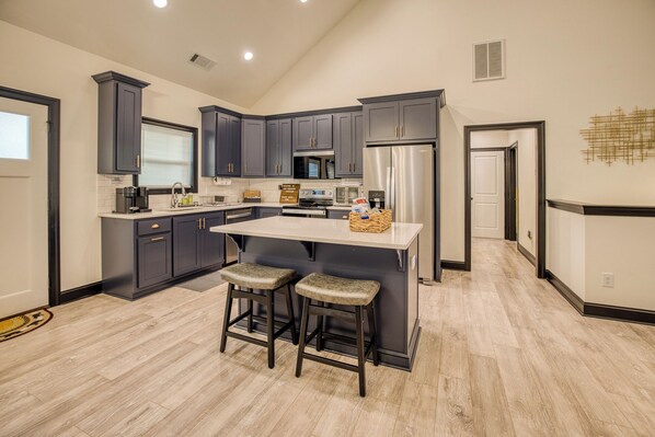 Kjøleskap, mikrobølgeovn, ovn og kokeplater