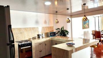 Refrigerador, horno, parrilla de estufa y cafetera y tetera