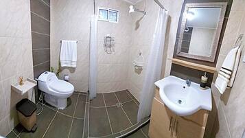 Regadera, toallas, papel de baño