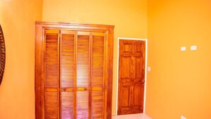 Un pasillo con un armario de madera y una puerta.