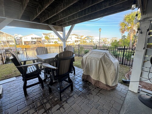 New Stunning!Canal Front Home with Dock,Tiki Bar and Pool!Steps to the Beach!