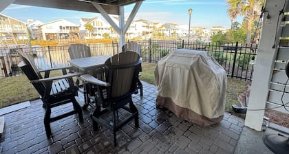 New Stunning!Canal Front Home with Dock,Tiki Bar and Pool!Steps to the Beach!