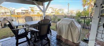 New Stunning!Canal Front Home with Dock,Tiki Bar and Pool!Steps to the Beach!