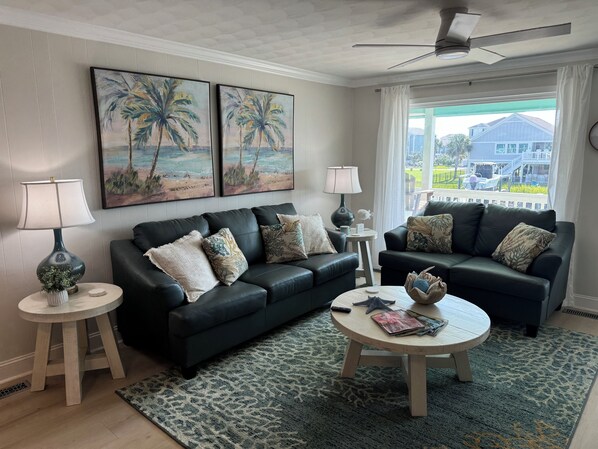 Smart TV - New Stunning!Canal Front Home with Dock,Tiki Bar and Pool!Steps to the Beach! (Ocean Isle Beach)