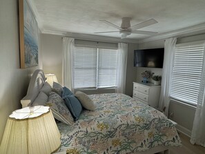 4 bedrooms, WiFi, bed sheets - 5⭐️ Canal Front-Heated Pool!Dock,Tiki Bar and Steps to the Beach! (Ocean Isle Beach)