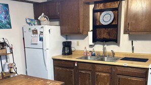 Cafetera y tetera, refrigerador, microondas y horno