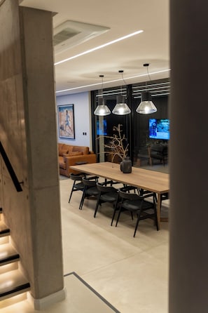 Vila executiva, vista para o parque | Opções para refeição no quarto