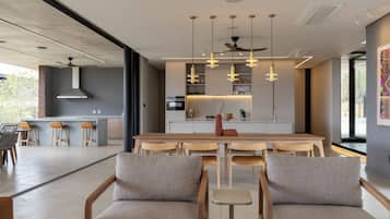 Executive Villa, Park View | Dapur peribadi | Peti sejuk/penyejuk beku saiz penuh, ketuhar gelombang mikro, ketuhar