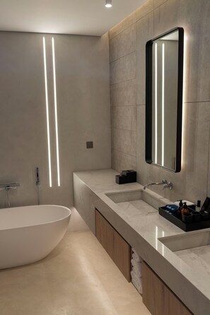 Executive-Villa, Parkblick | Badezimmer | Badewanne und Dusche (separat), Haartrockner, Hausschuhe, Handtücher