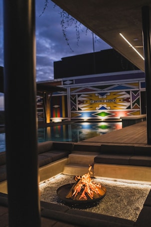 Una piscina al aire libre