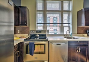Apartamento conforto, vista para a cidade | Cozinha privada | Geladeira, micro-ondas, fogão, lava-louças