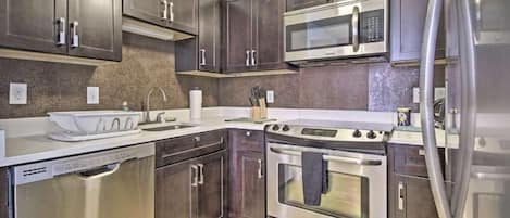 Comfort Apartment, City View | Private kitchen | Fridge, microwave, oven, dishwasher