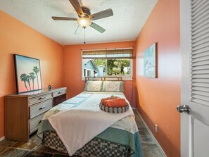 3 bedrooms, iron/ironing board, free WiFi, bed sheets - Ocean Front Paradise with Hot Tub in Hawaiian Paradise Park Kea'au (Keaau)