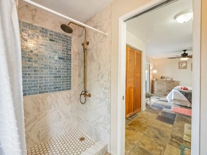 Douche, séchoir à cheveux, serviettes fournies, papier de toilette