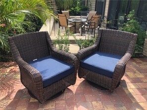 Outdoor dining - PET FRIENDLY 2/2 HOME IN PARK SHORE TOWNHOME WITH PRIVATE BEACH ACCESS (Naples)