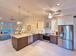 Fridge, microwave, oven, stovetop - PET FRIENDLY 2/2 HOME IN PARK SHORE TOWNHOME WITH PRIVATE BEACH ACCESS (Naples)