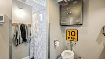 Dusj, hårføner, håndklær og såpe