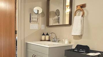 HÄrtork, handdukar, tvÄl och schampo