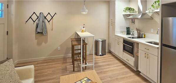 Frigorífico, microondas, horno y placa de cocina