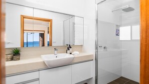 Douche, séchoir à cheveux, serviettes fournies