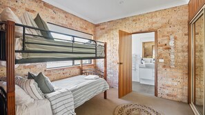 6 bedrooms, desk, WiFi, bed sheets