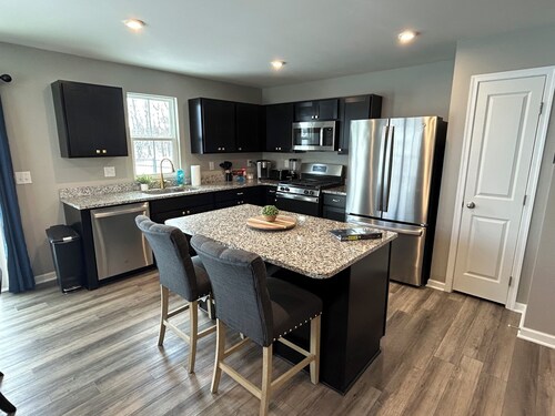 New, central spacious stadium townhome in West Seneca. Fully furnished, WiFi, AC