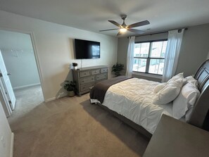 3 slaapkamers, een strijkplank/strijkijzer, gratis wifi, beddengoed