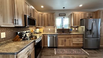 Geladeira, micro-ondas, fogão, cooktop