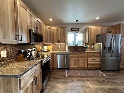 Charming 3-bedroom home in Ironwood with custom tiled showers. Dog-Friendly. 