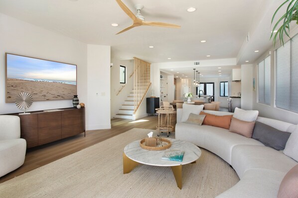 Smart-tv, böcker och en stereo