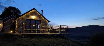 The Barn @ Tyn y Ffridd , great views,
WiFi, log burner