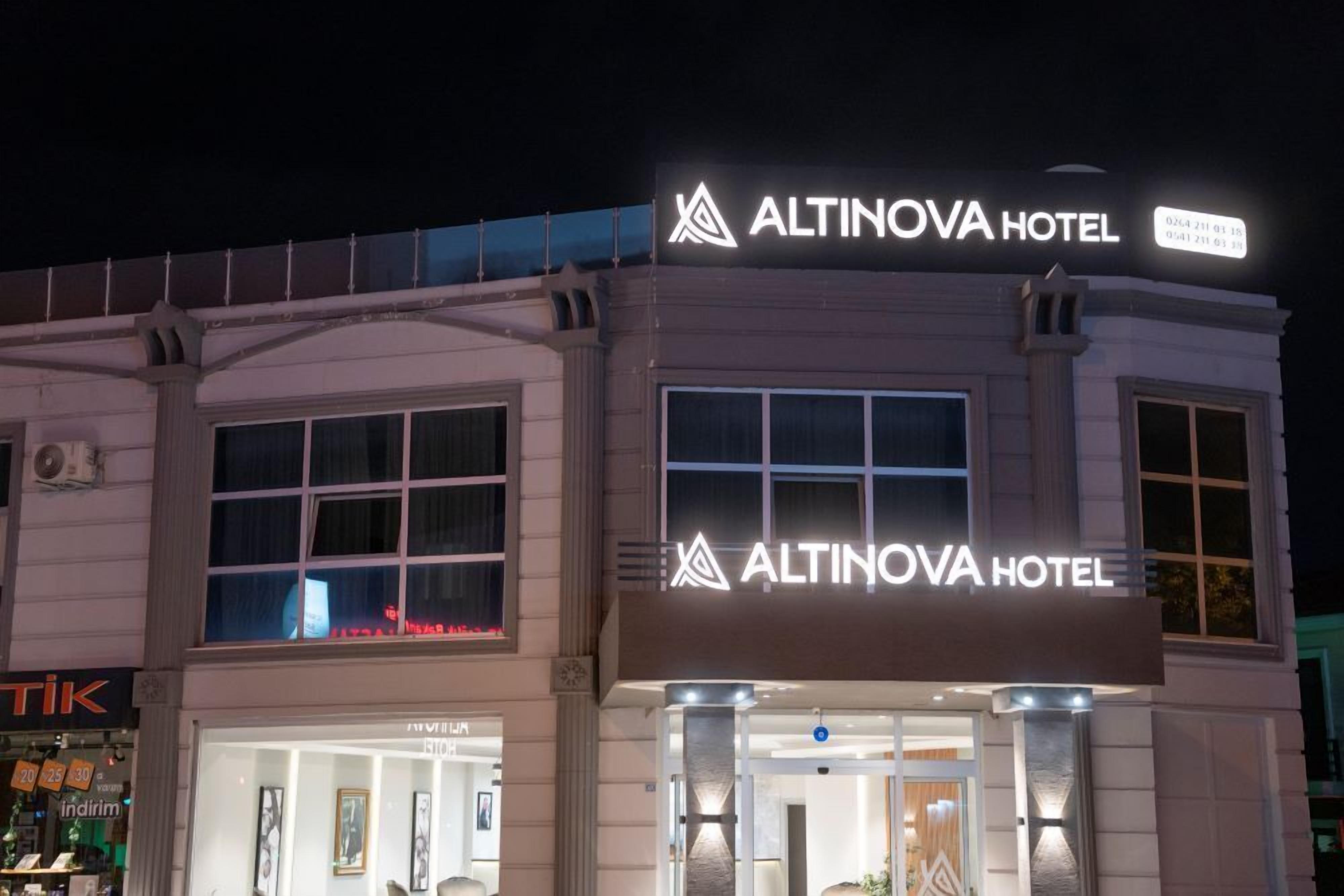 La façade de l’hôtel Altinova, avec son enseigne lumineuse et ses grandes fenêtres.