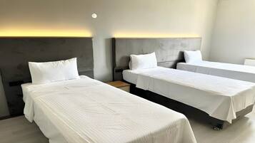 Standaard driepersoonskamer, uitzicht op de stad | Een bureau, gratis wifi