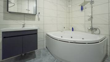 Suite | Badkamer | Een haardroger, handdoeken, zeep, shampoo