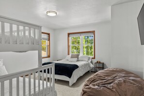 4 bedrooms, desk, iron/ironing board, free WiFi