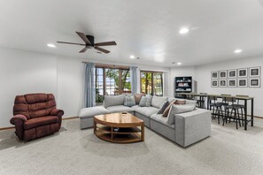 Smart TV, fireplace - Stunning lakefront retreat with spacious home and endless outdoor fun! (Suring)