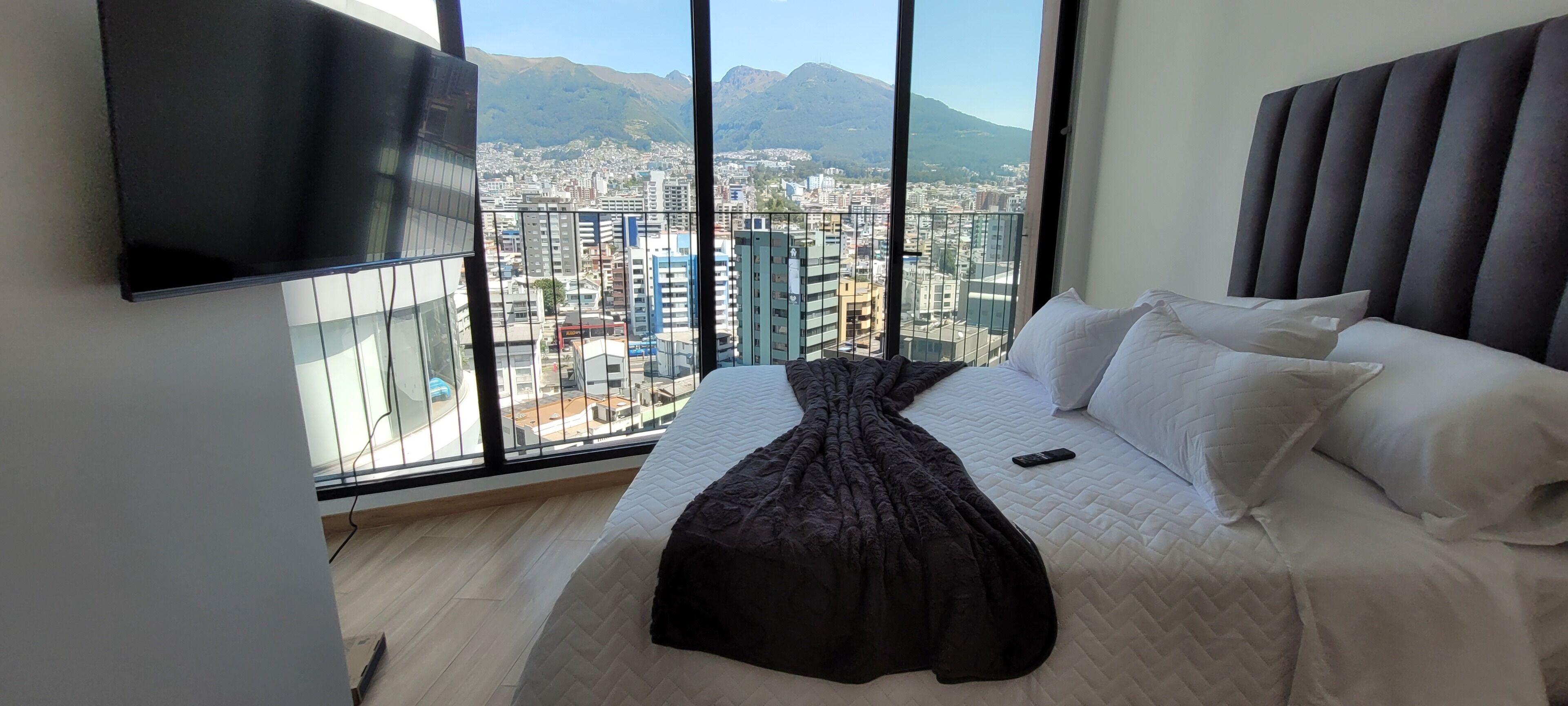 Suite Signature, balcón, vistas a la montaña | Escritorio, espacio para trabajar con un portátil, cortinas opacas