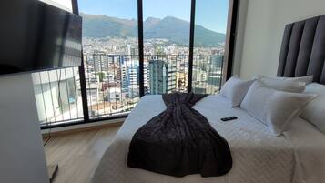 Suite Signature, balcón, vistas a la montaña | Escritorio, espacio para trabajar con un portátil, cortinas opacas