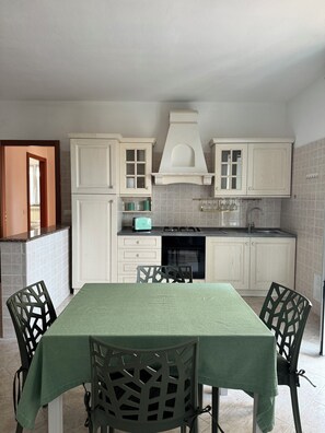 Een microgolfoven, een oven, een kookplaat