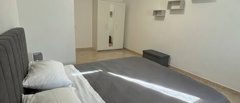 2 chambres, fer et planche à repasser, Wi-Fi, draps fournis