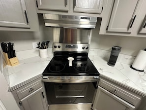 Fridge, microwave, oven, stovetop - The Tiled Waters Retreat (Brandon)