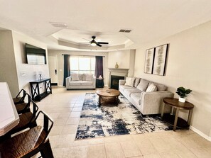 Smart TV, fireplace - The Tiled Waters Retreat (Brandon)