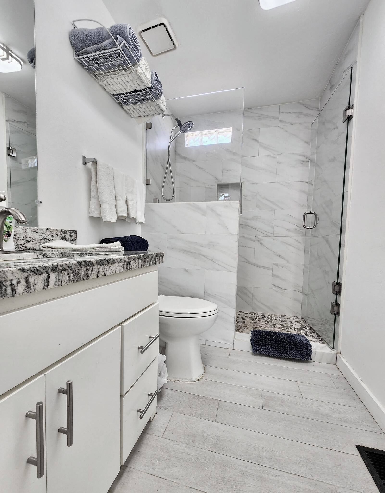 Douche, serviettes fournies, savon, papier toilette