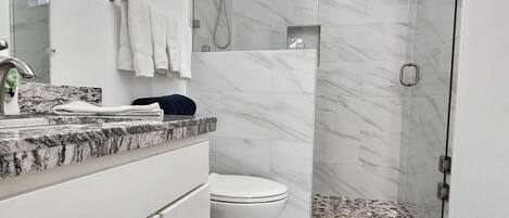 Regadera, toallas, jabón, papel de baño