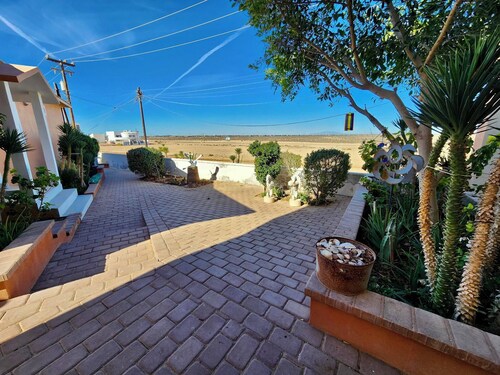Sandpiper: Relaxing Beach House, Pet-Friendly, 1 min walk to the beach!