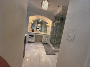 Dusche, Whirlpool, Haartrockner, Handtücher