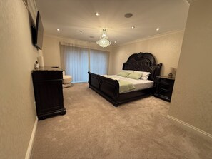 4 bedrooms, desk, iron/ironing board, travel crib